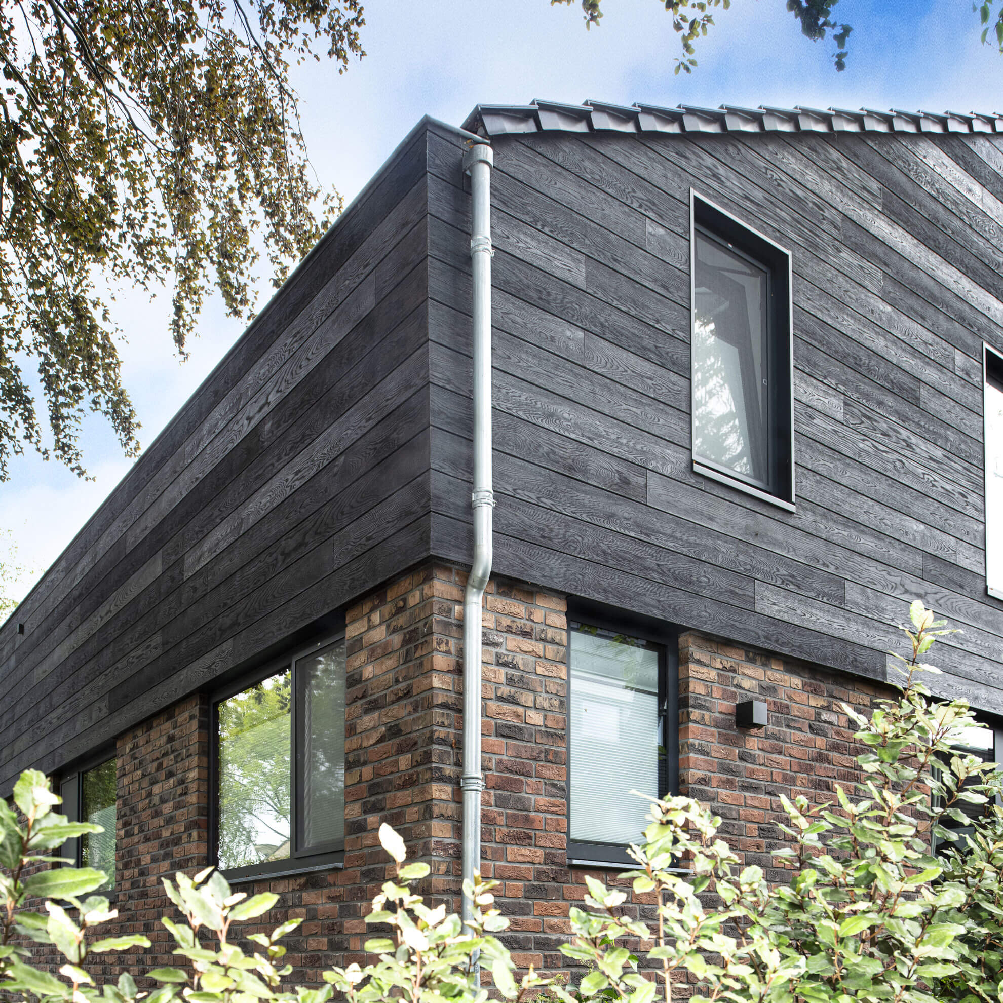 Donkere Millboard gevelbekleding op een moderne woning