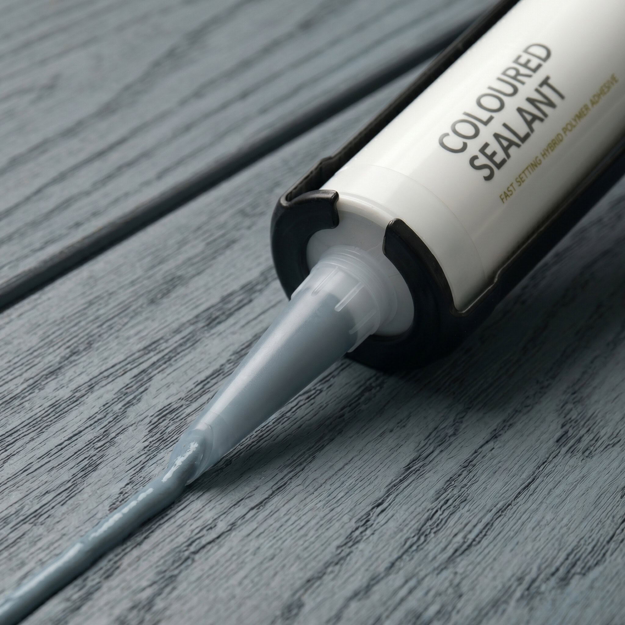 Millboard Gekleurde kit Salt Blue – detail van kit en spuitmond