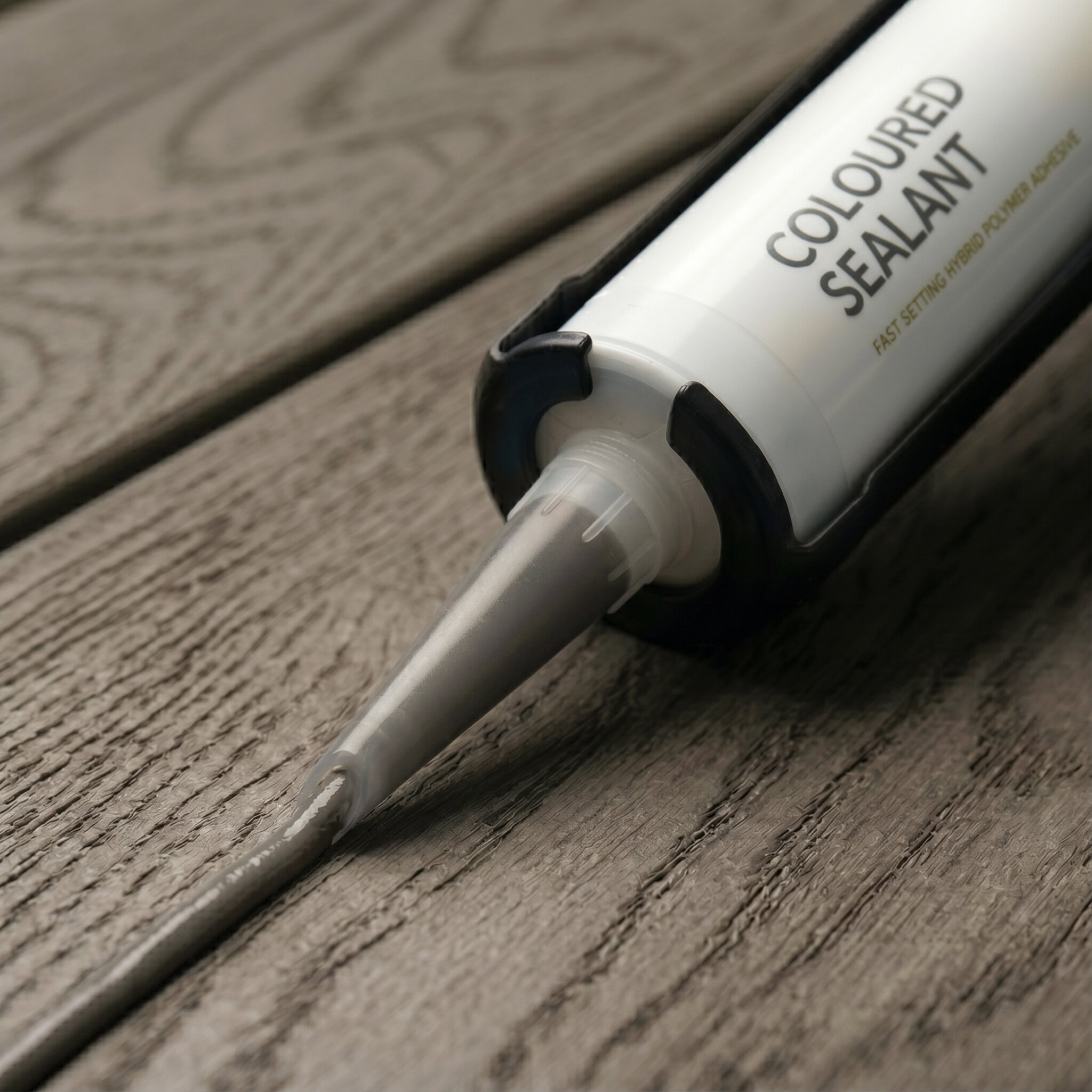 Millboard Gekleurde kit Ebony Grey – detail van kit en spuitmond