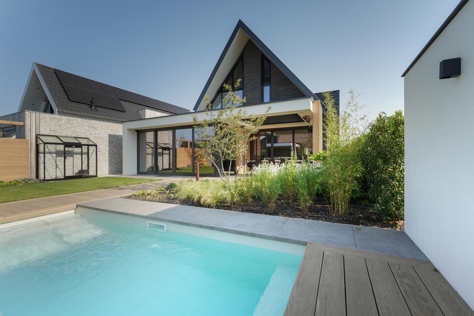 Zwembad met Golden Oak vlonderrand bij de villa