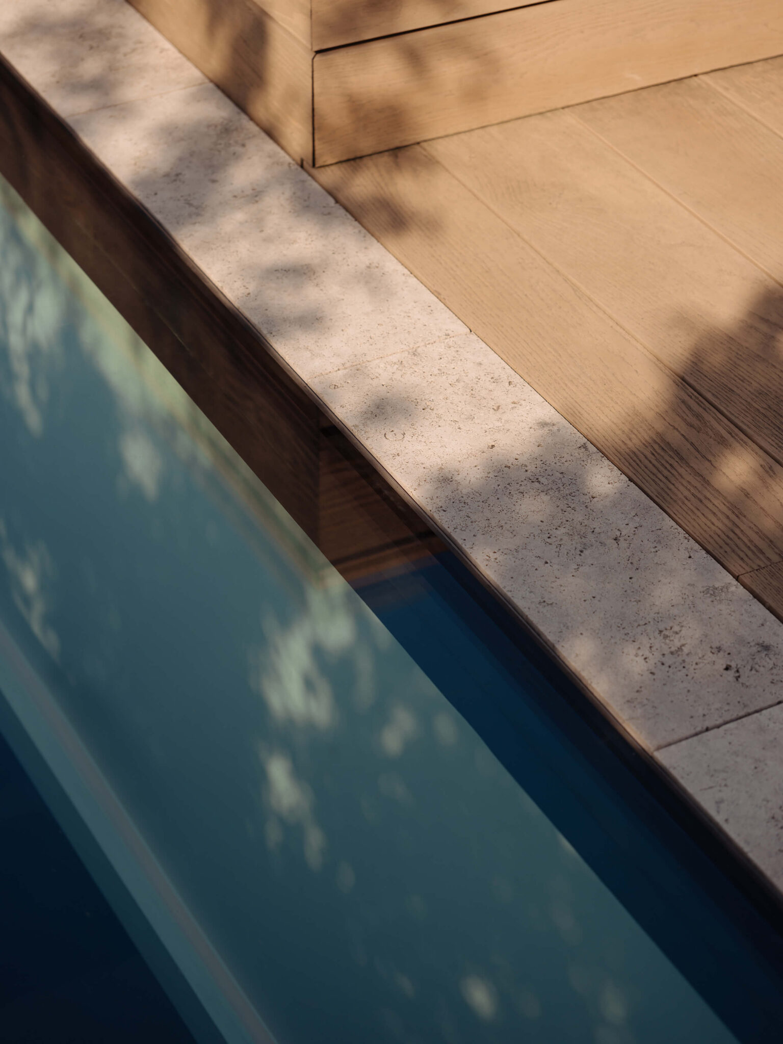 Detail van de vlonderrand langs het water op het dakterras