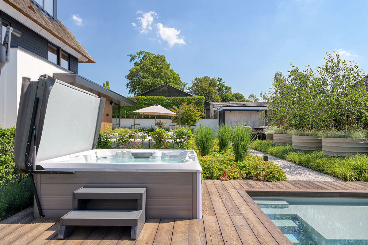 Jacuzzi tussen het terras en het zwembad