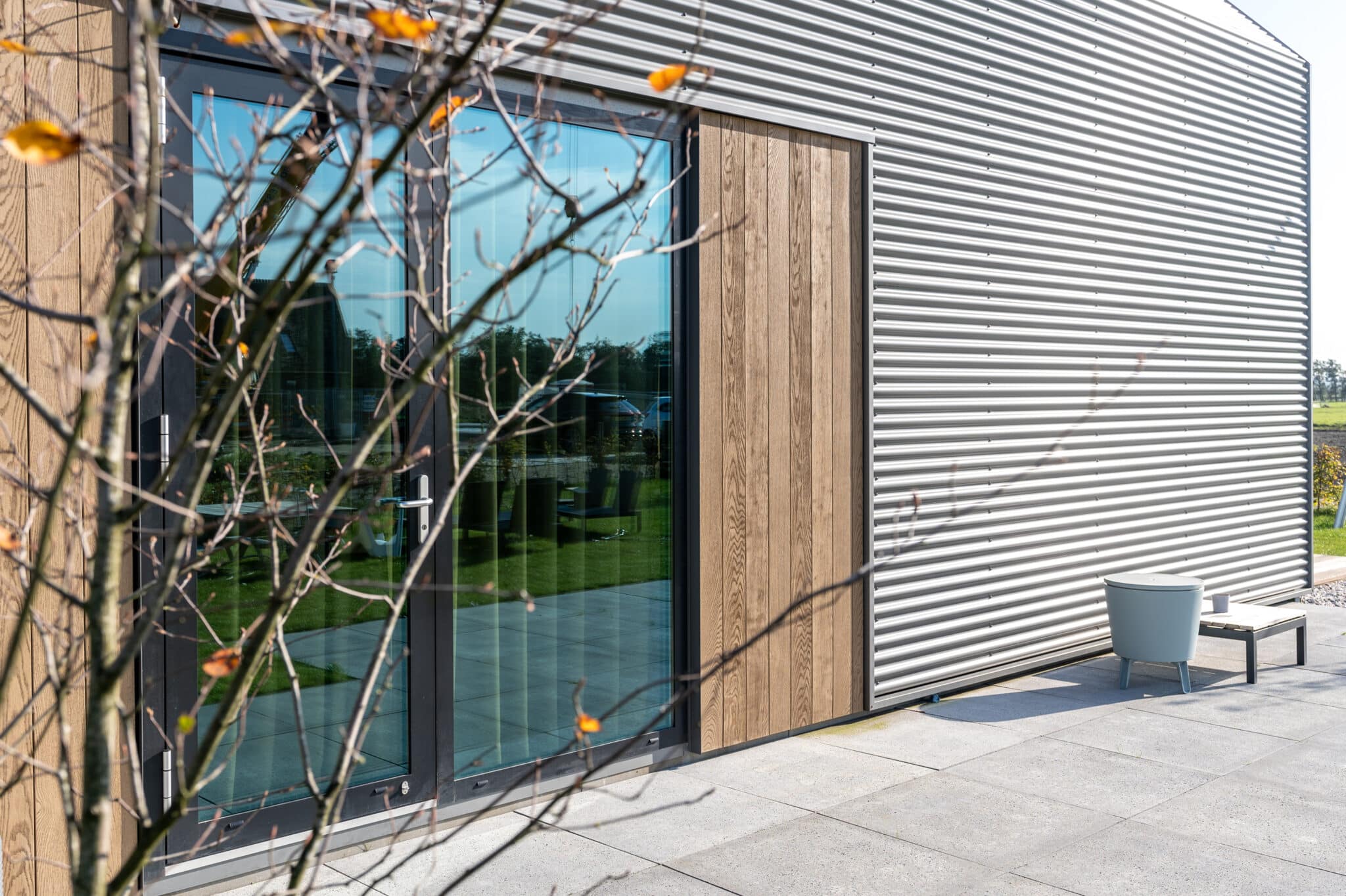 Zijgevel met Golden Oak planken en metalen gevelbekleding
