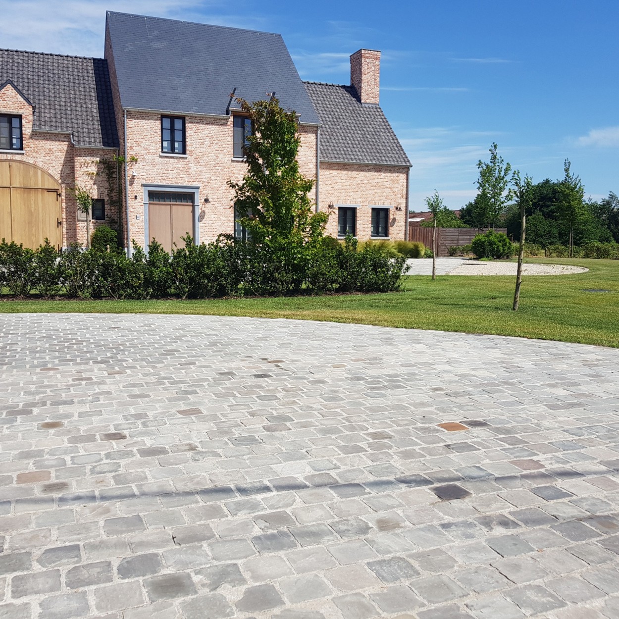 Kandla Grey bestrating op een oprit bij een landelijke woning