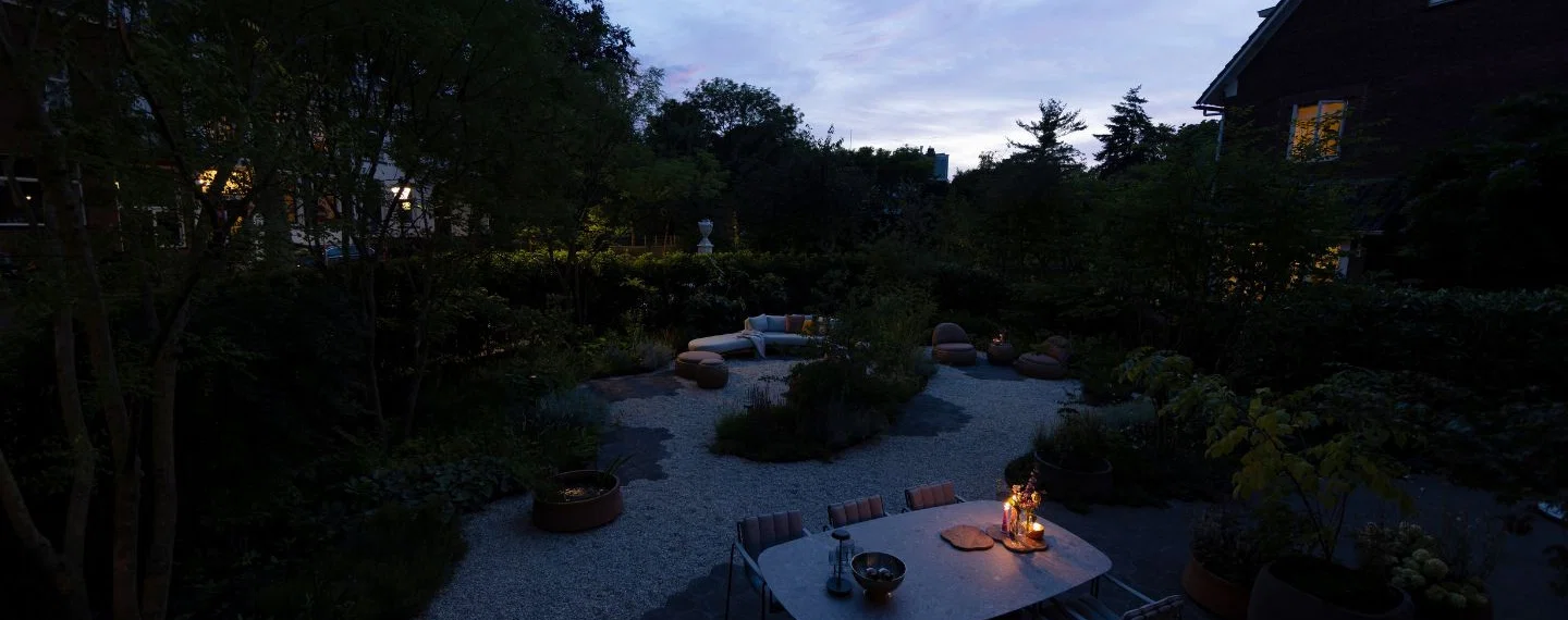De in-lite voorbeeldtuin zonder ingeschakelde tuinverlichting