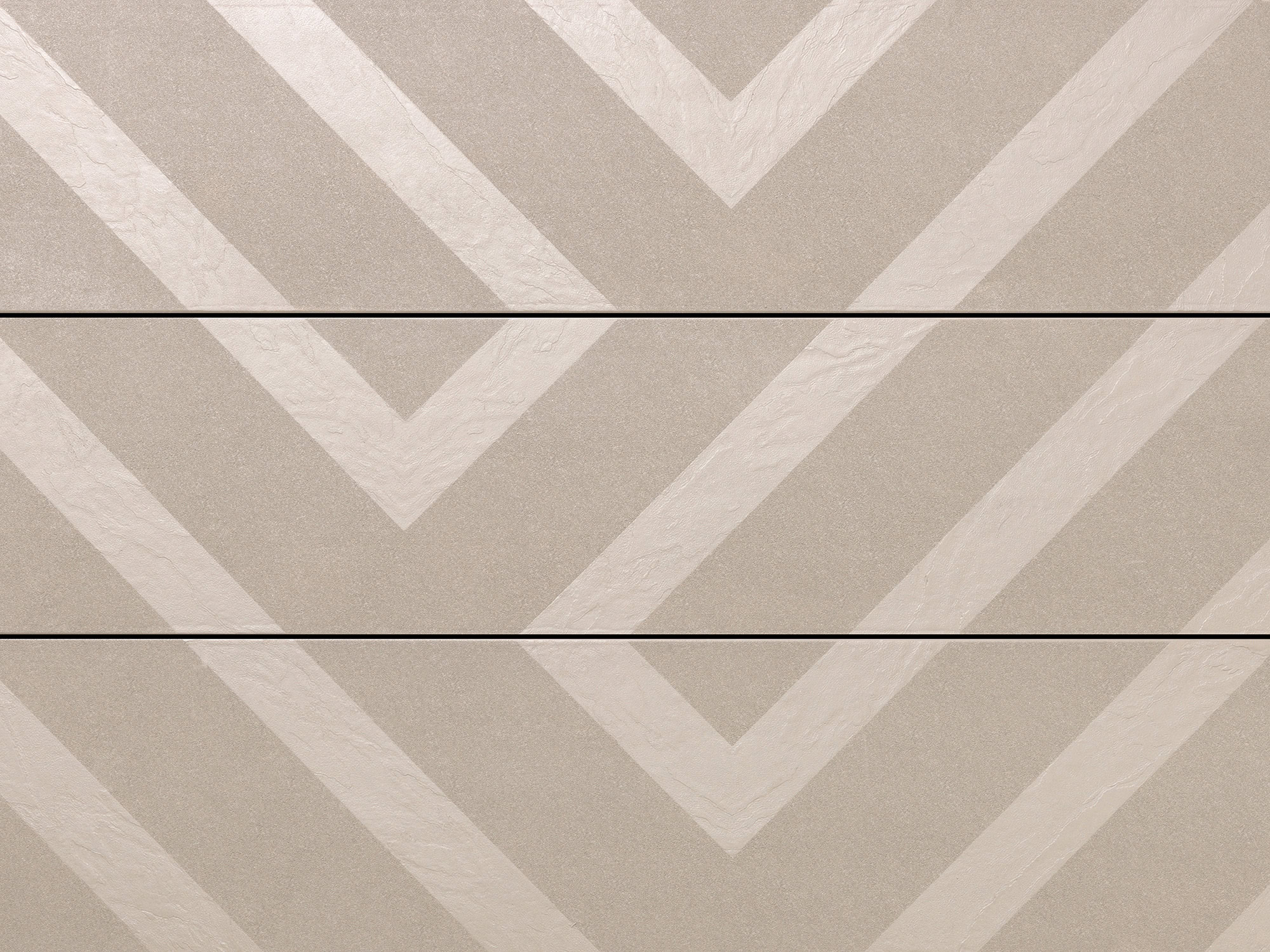 Millboard Modello Linear in Limed Oak: detail van het geometrische patroon over drie plankdelen