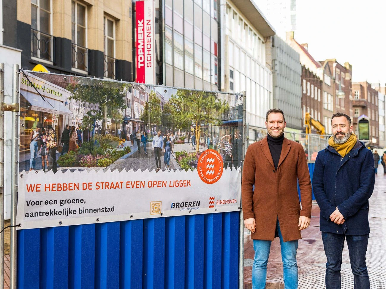 Twee personen bij een informatiebord over de werkzaamheden in Eindhoven